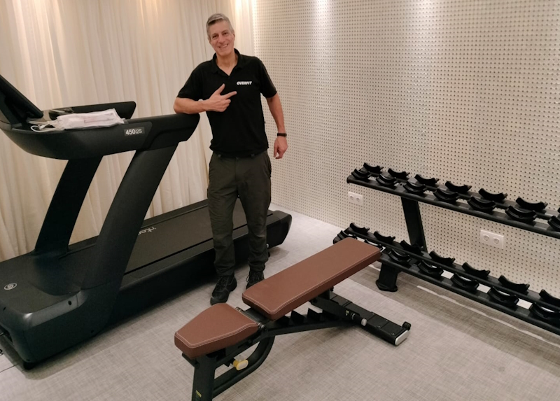 Representante da Over Fit com equipamentos de fitness em espaço de treino em Lisboa
